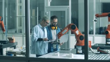 Biyonik kıskaç, analistlerin denetimi altında küplerin yerini değiştiriyor.