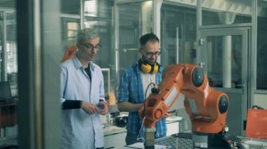 Modern eğitim, yenilikçi eğitim, mühendislik eğitimi, bilim eğitimi kavramı. Erkek bilim öğrencileri bir robotla deney yapıyorlar.