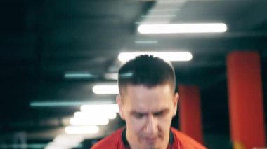 Bir topla Crossfit antrenman sırasında erkek sporcu