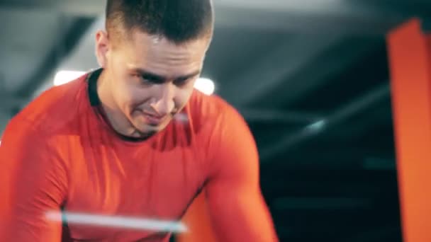 Un hombre está haciendo entrenamiento crossfit con un par de cuerdas — Vídeos de Stock
