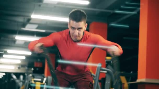 Atleta maschile sta lavorando con le corde durante la pratica crossfit — Video Stock