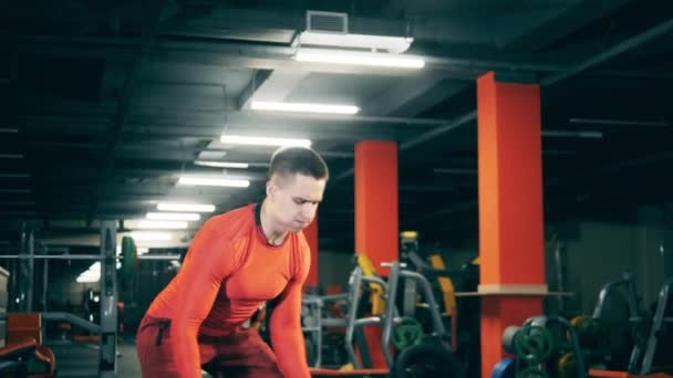 Sportovec dělá crossfit s masivním míčem — Stock video