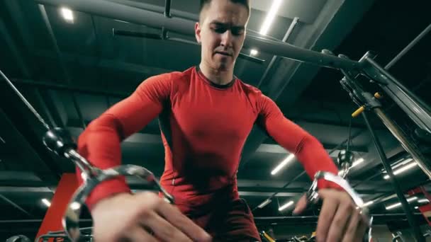 Un uomo sta facendo un allenamento crossfit e allunga le braccia — Video Stock