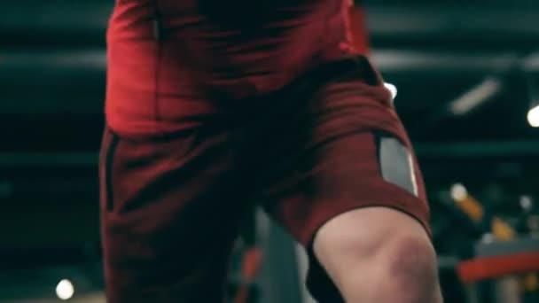 Muž atlet je natahování ramen s fitness strojem — Stock video