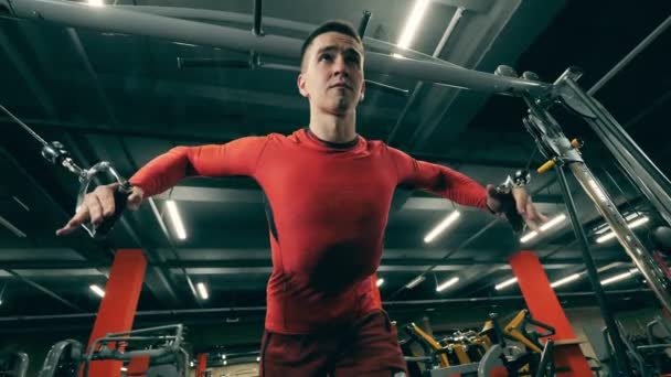 Athlète masculin étire les bras pendant la pratique Crossfit — Video