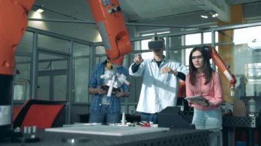 VR deneyi bir robot araştırma ekibi tarafından yürütülüyor. Modern eğitim, yenilikçi eğitim, mühendislik eğitimi, bilim eğitimi kavramı.