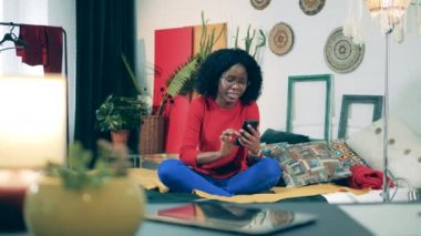 Bir kadın evden alışveriş yaparken kredi kartı bilgilerini yazar..