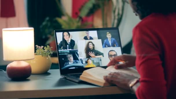 Videocall, concepto de videoconferencia. Mujer afroamericana trabaja con personas en el portátil, permaneciendo en casa durante la pandemia . — Vídeos de Stock