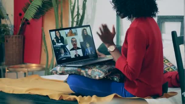 Kobieta nagrywa wideo swoich kolegów podczas kwarantanny. Video call, koncepcja wideokonferencji. — Wideo stockowe