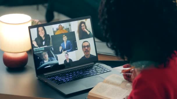 Videocall, Videokonferenzkonzept. Ein Mädchen spricht inmitten einer Pandemie per Laptop mit Menschen. — Stockvideo