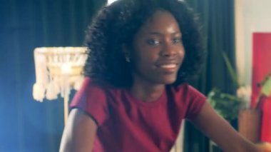 Afrika kökenli Amerikalı kadın egzersiz yaparken gülümsüyor..