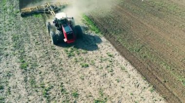 Küreme traktörü büyük bir alanda çalışır..