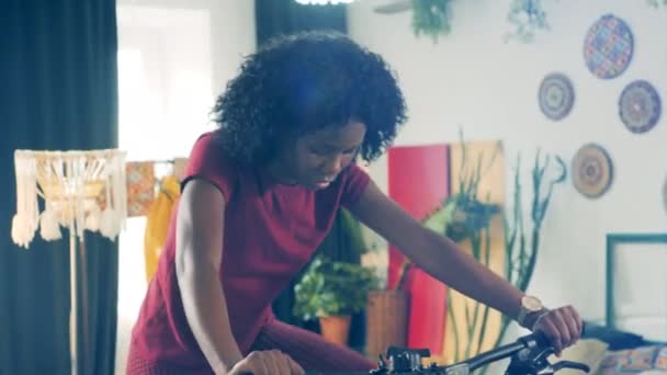 Kız evde salgın sırasında bisikletle egzersiz yapıyor.. — Stok video