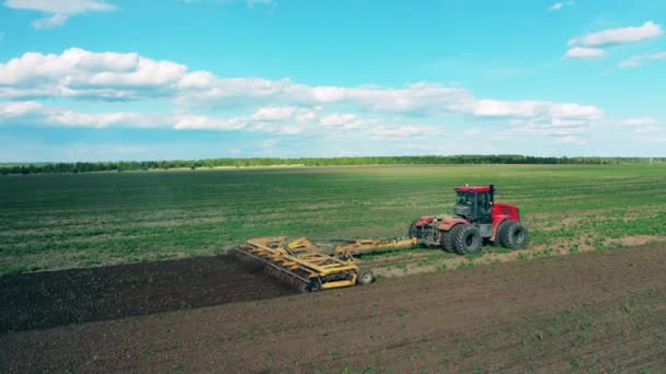 Máquina de semear funciona em um grande campo . — Vídeo de Stock