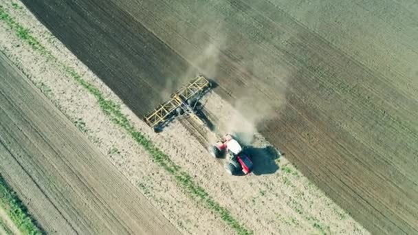 Travaux de soufflage sur terres agricoles, vue aérienne .