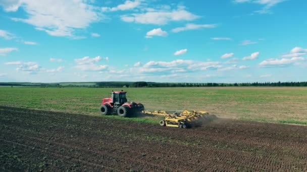 Traktor pflügt Boden für die Aussaat. — Stockvideo