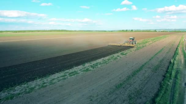 機械は種をまく土を耕す. — ストック動画