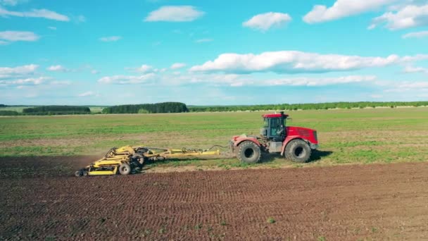 Plowing Machine rider på en gård, arbetar med fåror. — Stockvideo