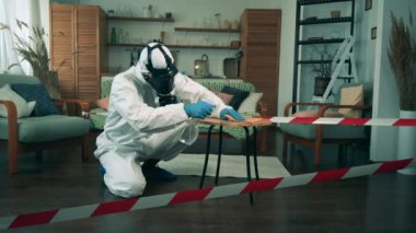 Koronavirüs salgını sırasında insan masayı antiseptikle temizliyor..