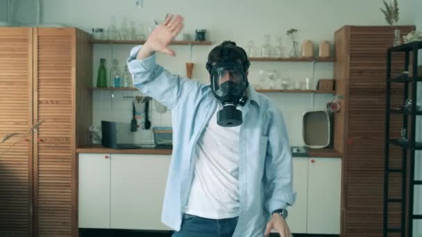 Un homme en respirateur danse pendant la quarantaine. — Video