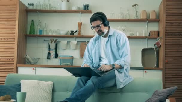 A man videocalls colleagues via laptop during quarantine. — Stock Video