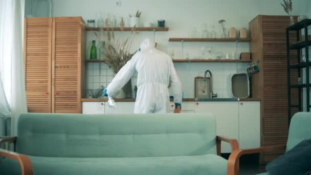 Sanitärarbeiter wischt Küchentische bei Coronavirus-Pandemie. — Stockvideo