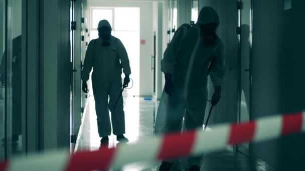 Desinfectantes masculinos trabajan en área restringida, pulverización . — Vídeos de Stock
