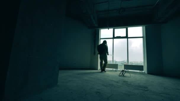 Une personne en combinaison de protection désinfecte la pièce dans le bâtiment.