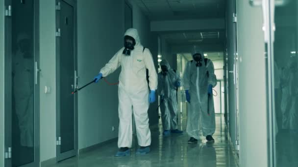 Trabajadores de saneamiento limpian pasillo con pulverizadores . — Vídeos de Stock