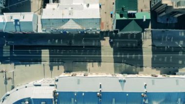 Karantina altındaki caddelerde trafik yok