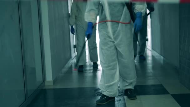 Fertőtlenítő spray fertőtlenítő a folyosón világjárvány idején. — Stock videók