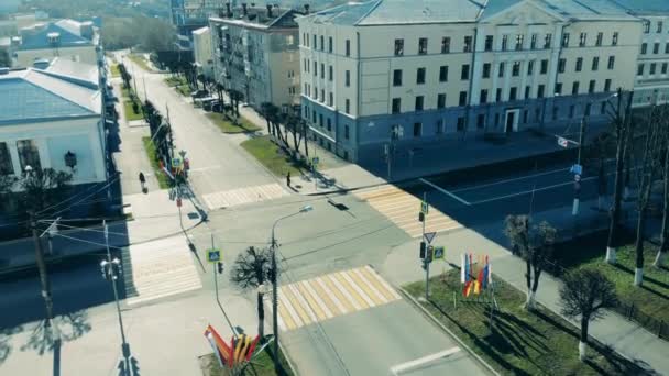 Городское пересечение с несколькими пешеходами, идущими поблизости — стоковое видео