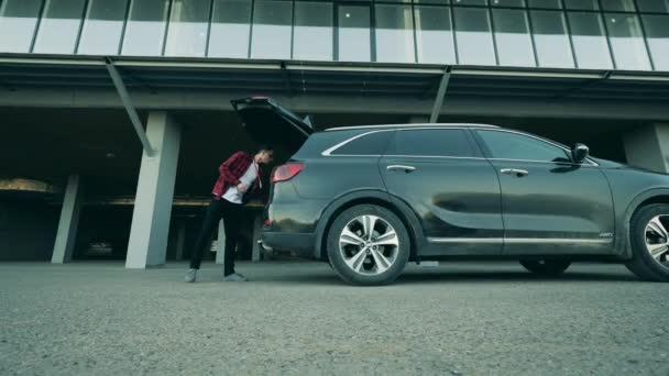 Livreur met boîtes en carton hors de la voiture — Video