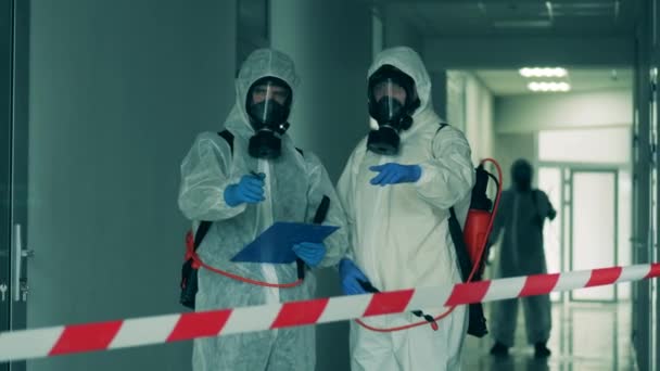 Desinfectoren werken in een beperkt gebied tijdens een pandemie. — Stockvideo