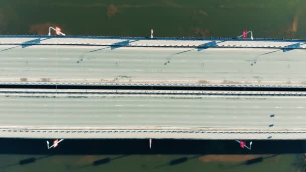 Vue de dessus d'une autoroute vide sur un pont — Video