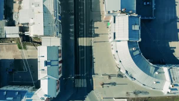 Tomma stadsvägar och byggnader med utsikt ovanifrån — Stockvideo