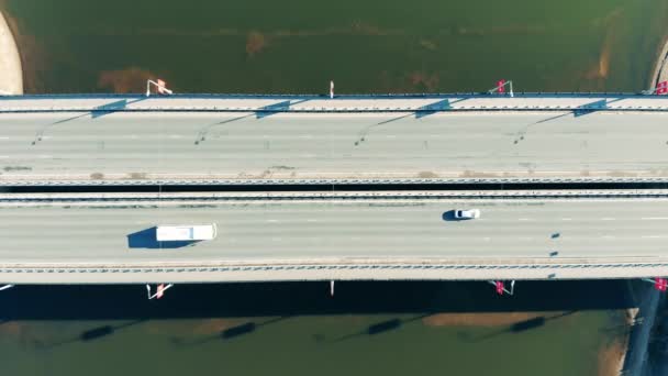 Peu de voitures roulent le long d'une autoroute dans une vue de dessus — Video