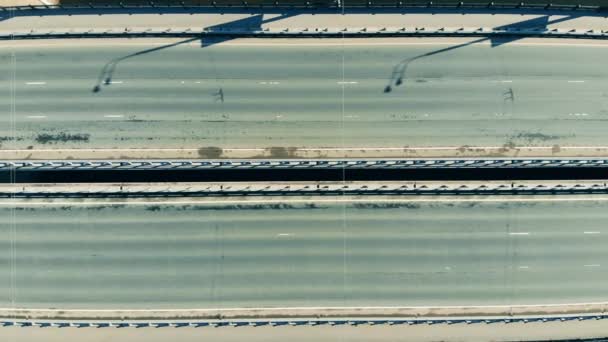 Nur wenige Fahrzeuge fahren auf einer Brücke die Straße entlang — Stockvideo