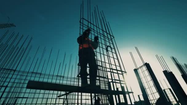 Engenheiro masculino está fazendo uma carcaça de metal no telhado — Vídeo de Stock