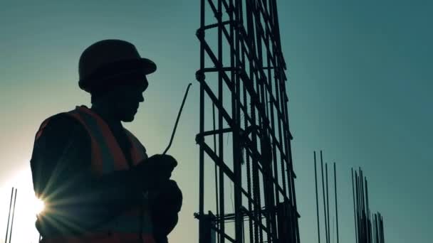 Construcción de metal se está ajustando por un trabajador masculino — Vídeo de stock