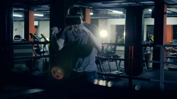 Erkek sporcu VR cihazı takarken boks yapıyor