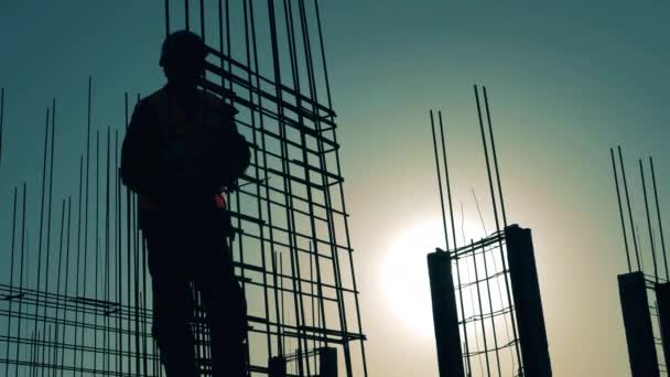 Experto en construcción iluminada por el sol está ajustando una canal de metal — Vídeos de Stock