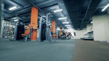 İçinde ziyaretçi olmayan donanımlı fitness merkezi.