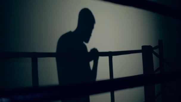 Egy boksz gyakorlattal rendelkező sportoló sötét árnyéka — Stock videók
