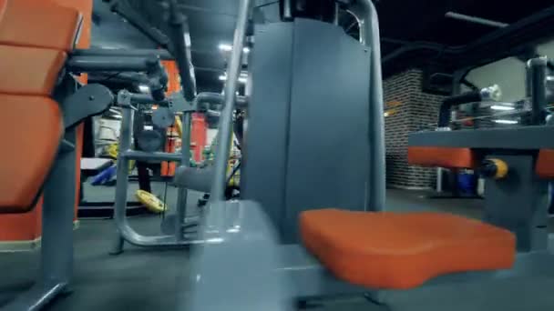Prostory tělocvičny plné fitness strojů — Stock video