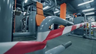 Spor salonundaki spor makineleri kilitleniyor.
