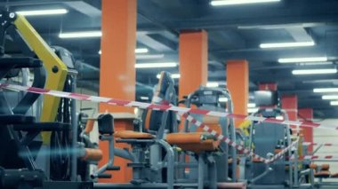 Spor salonundaki fitness makinelerinin etrafına barikat bandı çekmişler.