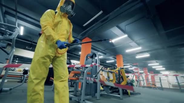 Хімічна дезінфекція проводиться в спортзалі фахівцем — стокове відео