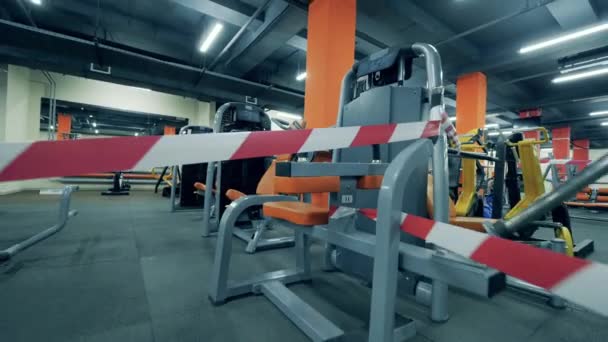 Locaux d'un centre de fitness fermé pendant la pandémie — Video