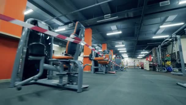 Centro de fitness com equipamento fechado durante a quarentena — Vídeo de Stock